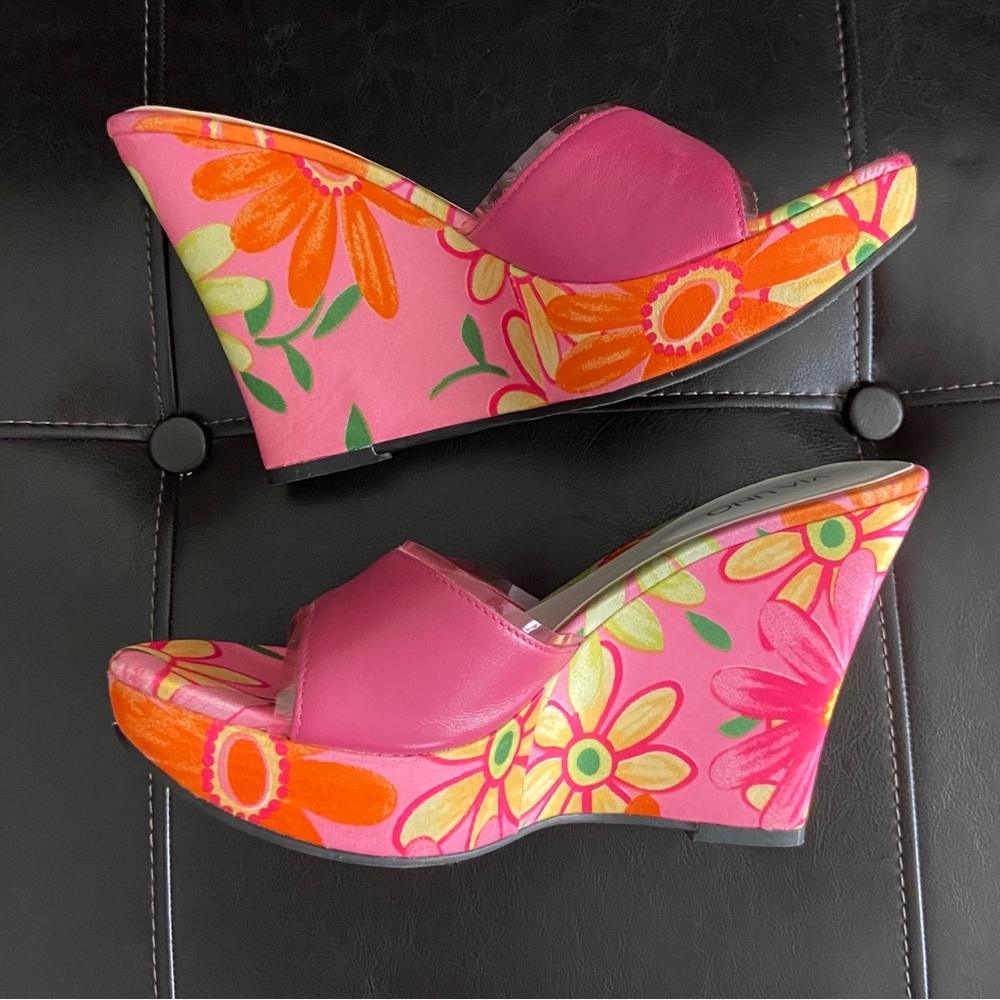 Via Uno Floral Wedges